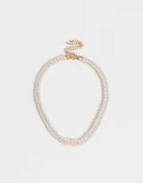 Set de dos collares de perlas blancas de diferentes largos.