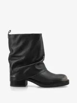 Bota de cuero color negro, de caña media con diseño arrugado y taco bajo.