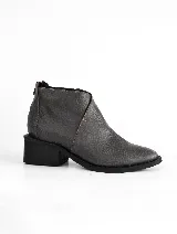 Bota corta de cuero texturizado color gris oscuro con cierre trasero, puntera levemente puntiaguda y taco bloque de 5cm. Hecha en Uruguay.