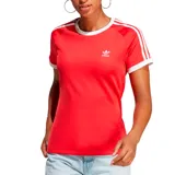 Remera roja de corte slim fit con cuello redondo y mangas cortas con ribete blanco. Presenta las tres bandas características de Adidas en color blanco a lo largo de los hombros y el logo de la marca bordado en el pecho.
