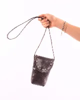 Porta celular marrón de cuero con correa larga para colgar y solapa con tachas plateadas.