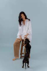 Camisa celeste de lino con escote en V y bordado multicolor en el cuello.