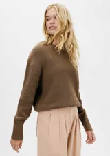 Sweater marrón de punto con cuello redondo y mangas largas.