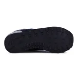 Championes urbanos New Balance modelo ML574EVB, color negro con detalles en gris y blanco, confeccionados en gamuza y malla, con logo "N" característico en los laterales y entresuela ENCAP.
