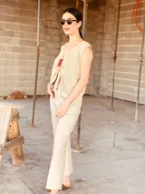 Pantalón de cuero ovino italiano color nude, corte mom fit con tiro semi alto y tajos inferiores.