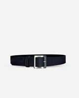 Cinto de cuero color marrón con hebilla metálica plateada de forma rectangular.