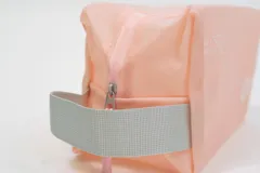 Neceser resistente al agua, color menta, con diseño minimalista y cierre superior.