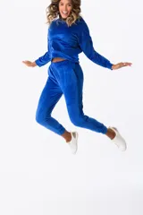 Pantalón de jogging azul eléctrico de terciopelo, con cintura elástica y puños ajustados.
