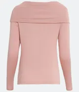 Blusa negra de viscosa con cuello ancho y mangas largas.