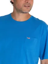 Remera celeste de algodón orgánico, corte regular fit, con cuello redondo y bolsillo en el pecho con logo bordado de la marca.