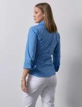 Camisa blanca de algodón marca Zac & Rachel, con cuello con solapa, abertura central con botones, delantera tableada y laterales elastizados.