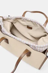 Bolso maxi shopper de hombro color beige con detalles en cuero marrón. Doble asa en contraste de tejido. Incluye bolsa de tela extraíble con cierre fruncido y tira con anilla metálica.