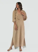 Vestido largo color beige de lino, con escote en V, mangas 3/4 con volados y aberturas laterales.