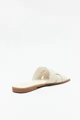 Sandalias bajas color marrón con capellada entrelazada.