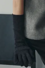 Guantes largos negros de punto fino, confeccionados en mezcla de viscosa y cashmere.