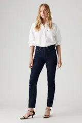 Jeans de tiro alto color azul oscuro, ajustados en cadera y muslos, con pierna recta y cierre de cremallera.