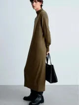 Vestido midi de punto fino color verde oliva, con cuello alto, manga larga y lazo para ajustar en la cintura.