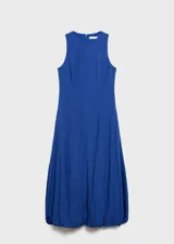 Vestido midi azul con corte evasé, sin mangas y cuello redondo. Incluye bolsillos laterales.