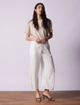 Pantalón wide leg color blanco, marca Ninety. Con pretina ancha elastizada y lazo de ajuste.