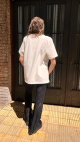 Pantalón de encaje blanco con short interno y corte en la rodilla.