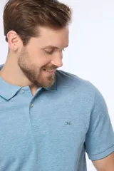 Remera polo lisa en oxford piqué color crema, con cuello en rib y botones personalizados.