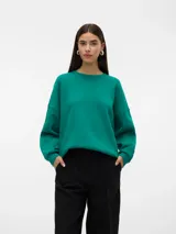 Sudadera verde esmeralda de corte amplio y mangas largas.