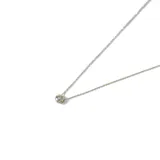 Collar dorado con cadena fina y dije de circonita engarzada.