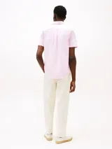 Camisa Tommy Hilfiger de corte regular en algodón Oxford color rosa, con cuello abotonado, manga corta y logo bordado en el pecho.