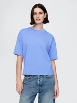 Remera corta color blanco, con logo pequeño en el pecho.