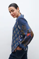 Camisa de manga larga con estampado patchwork floral en tonos azules.