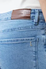 Jean bootcut de tiro medio, color celeste claro, con detalle trenzado en los bolsillos delanteros y traseros.