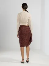 Camisa negra de manga larga con lazo en la cintura y botones nacarados. Confeccionada en 100% algodón y detalle de Polonio en cobre.