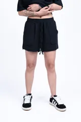 Short de tela color crema con cintura elastizada y cordón ajustable.