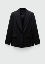 Blazer negro con pequeños apliques brillantes, cuello con solapa, cierre con un botón, dos bolsillos delanteros con solapa, forro interior y corte recto.