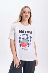 Remera blanca de manga corta con estampa de un tomate rodeado de estrellas azules y la inscripción "Napoli Pomodoro Bon Appetit".