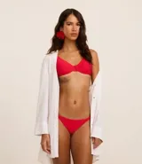 Top de bikini rojo de microfibra acanalada, con media taza alargada, breteles ajustables, aro y lazo en la espalda.