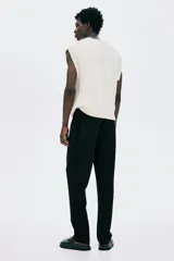Pantalón jogger negro de vestir con corte slim fit, cintura elástica con cordón de ajuste, bolsillos laterales al bies y bolsillos traseros insertados.