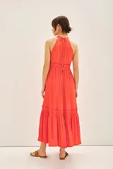Vestido midi color coral con escote halter, volados en el cuello y ruedo con volado.