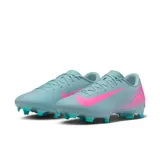Championes de fútbol Nike Zoom Vapor 16 Academy, para hombre. Diseño en celeste con detalles en rosa.
