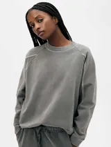 Buzo gris de algodón con cuello redondo y mangas largas.