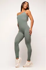 Jumpsuit largo color verde militar, con breteles finos, espalda escotada y detalle torcido. Diseño con efecto levanta glúteos.