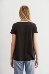Remera negra de mangas cortas y calce holgado, confeccionada en algodón peruano. Presenta largo irregular y ruedo redondeado.