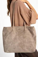 Bolso tipo shopper color beige, de cuero vegano, con doble asa de hombro y logo de la marca en el frente.