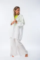 Campera blanca de lino con capucha y bolsillos delanteros.