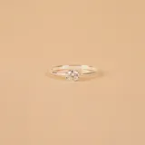 Anillo de plata 925 con circonia central redonda.