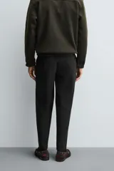 Pantalón regular fit color azul marino, confeccionado en tejido elástico. Cuenta con bolsillos frontales, bolsillos traseros de vivo con botón y cierre frontal con cremallera y botón.