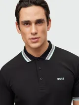 Remera polo roja de algodón, corte regular fit, con cuello y mangas con ribetes en blanco y marrón. Logo de la marca bordado en blanco en el pecho.