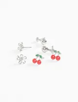 Set de tres pares de aros dorados con forma de flor, cereza y esfera.