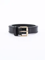 Cinto negro de charol con hebilla dorada rectangular.