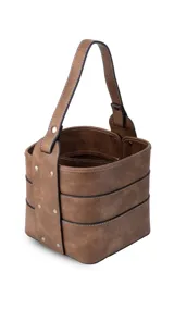 Portatermo de símil cuero color negro, con forma cuadrada y base firme. Posee un asa reforzada y una división interna para organizar termo y mate.